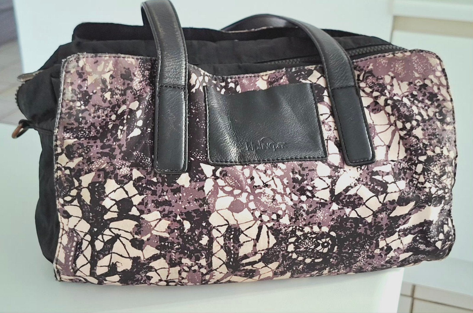 KIPLING SCHOUDERTAS roze kantprint+zwart leder handvatten, Ophalen, Zo goed als nieuw, Roze, Schoudertasje
