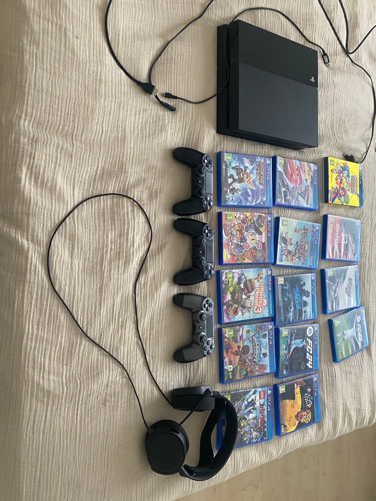 PlayStation 4 met 3 controllers, headset en 14 spellen, Spelcomputers en Games, Ophalen, Gebruikt, Overige genres, Eén computer