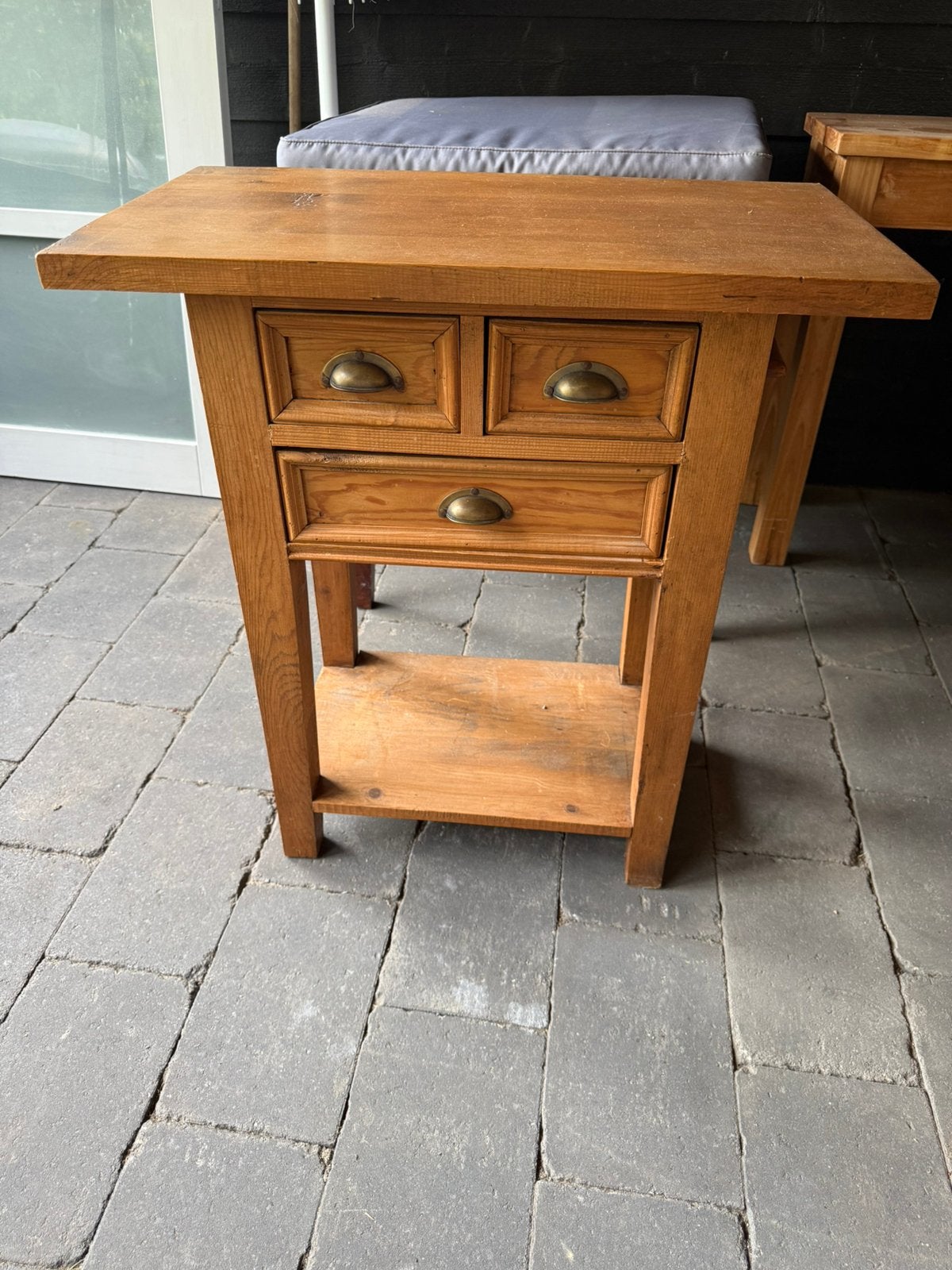 Oud geloogd grenen sidetable ladenkastje ladekastje, Ophalen, 100 tot 150 cm, Zo goed als nieuw, 25 tot 50 cm