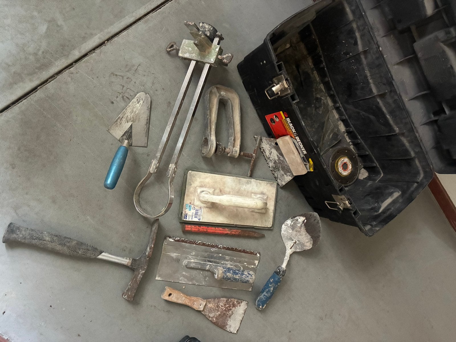 Tegelzetgereedschap: Tegelsnijder, lijmkam enz met koffer, Ophalen, Gebruikt, Snijgereedschap