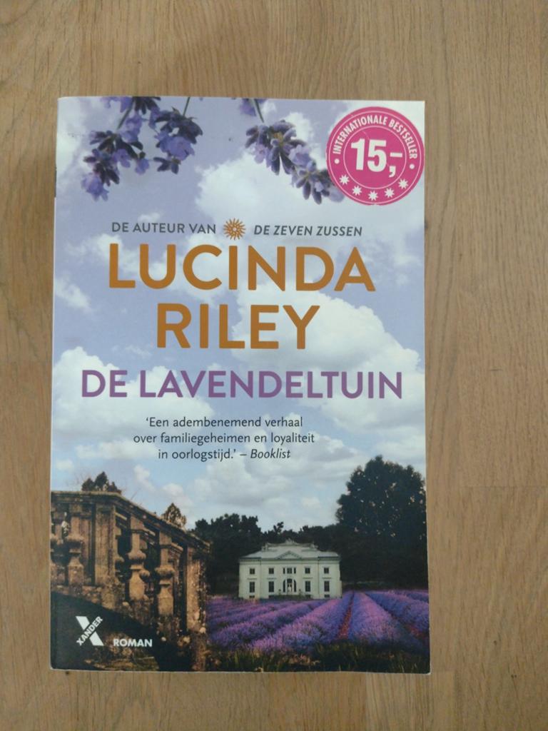 Lucinda Riley de lavendeltuin, Ophalen of Verzenden, Zo goed als nieuw