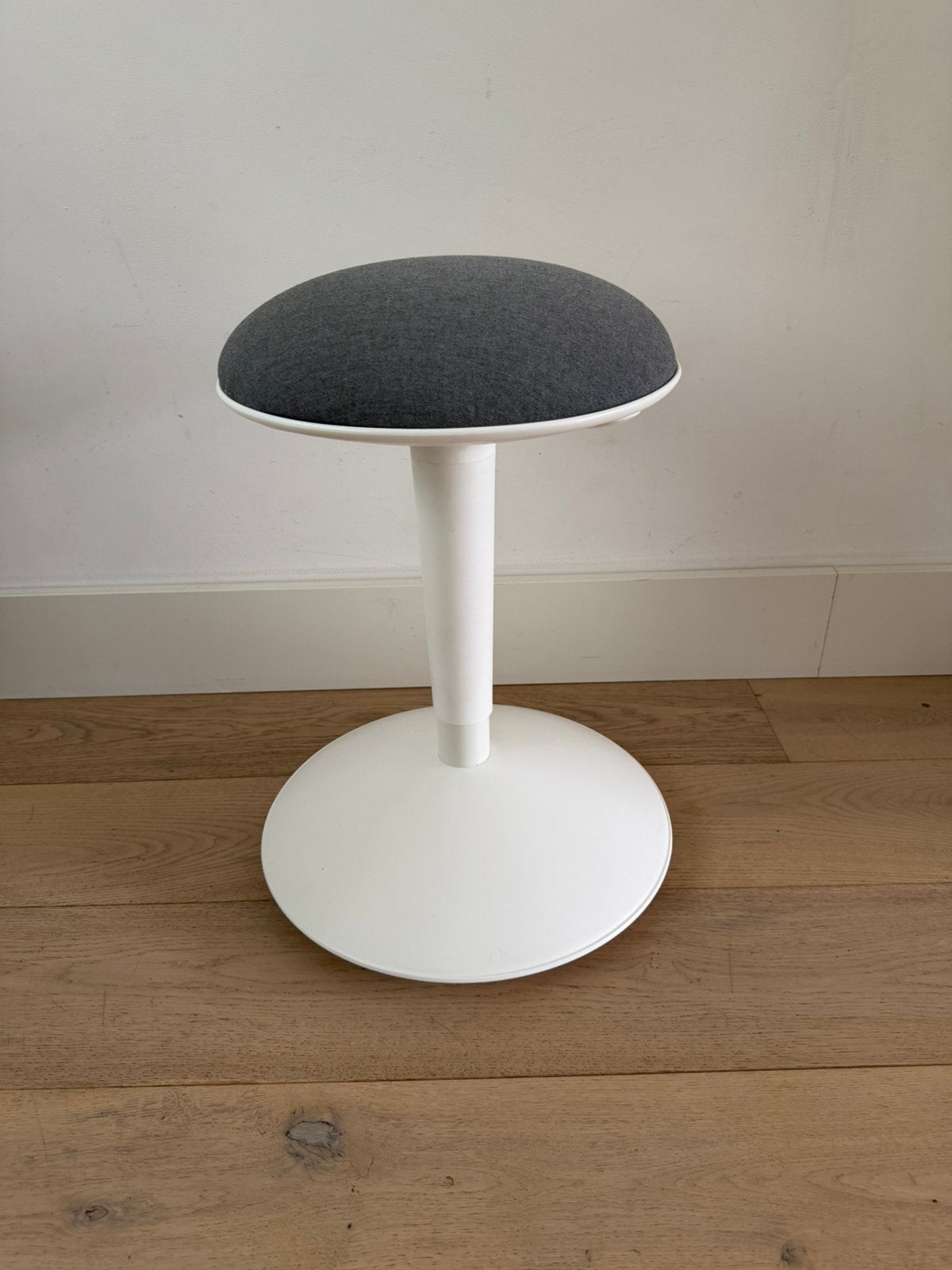Ikea Nilserik kruk ergonomische krukje wit grijs, Huis en Inrichting, Krukjes, Ophalen of Verzenden, In hoogte verstelbaar, Zo goed als nieuw