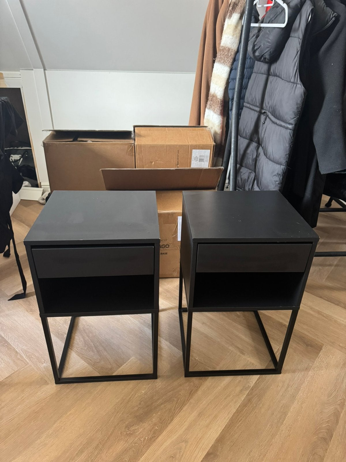 IKEA VIKHAMMER nachtkastje zwart met lades en stalen poten, Ophalen of Verzenden, Gebruikt, Minder dan 45 cm, Minder dan 55 cm