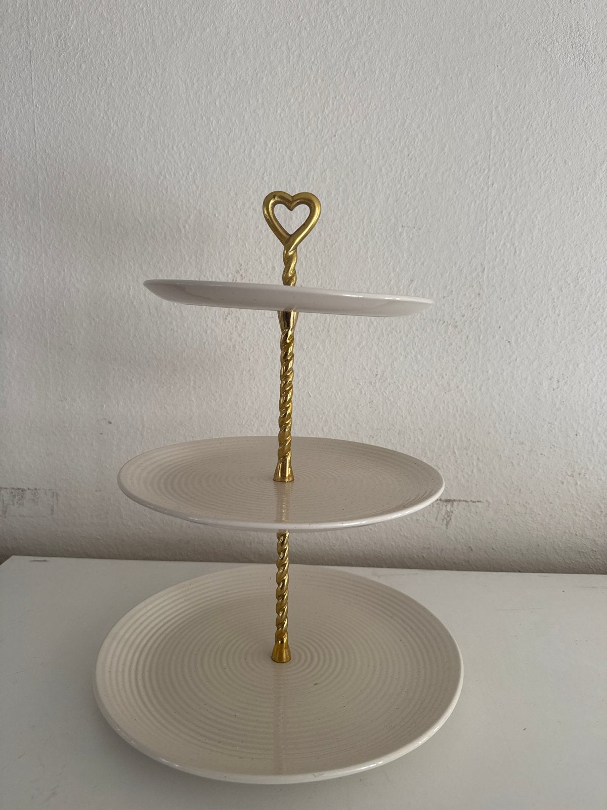 Sissy-Boy etagère 3-laags met hartje, beige/goud, Huis en Inrichting, Overige typen, Zo goed als nieuw, Steen/keramiek, Overige merken