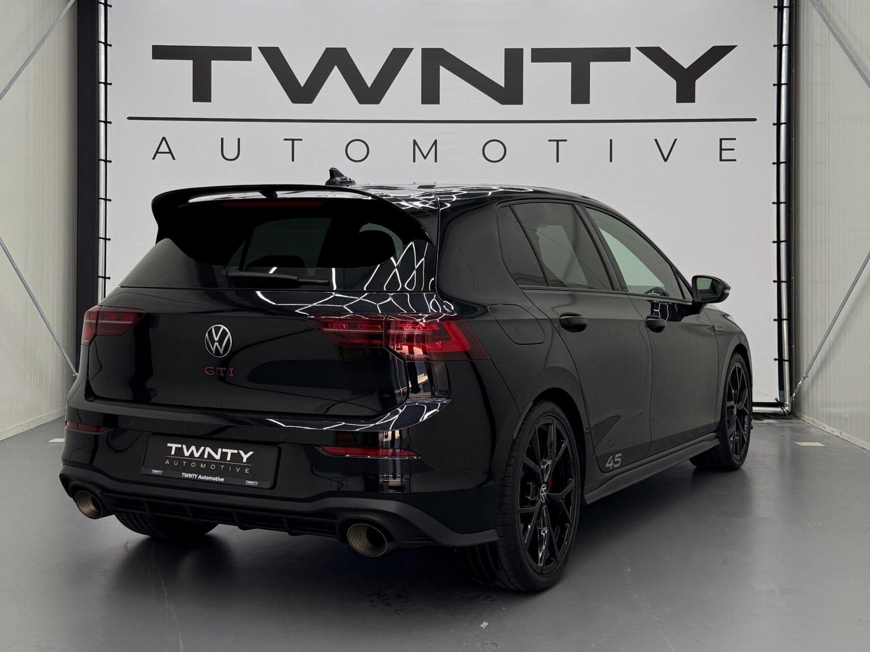 Volkswagen Golf GTI Clubsport 45 Jahre |Akra|Pano|H&K|IQ, Zwart, 4 cilinders, 1984 cc, Alcantara