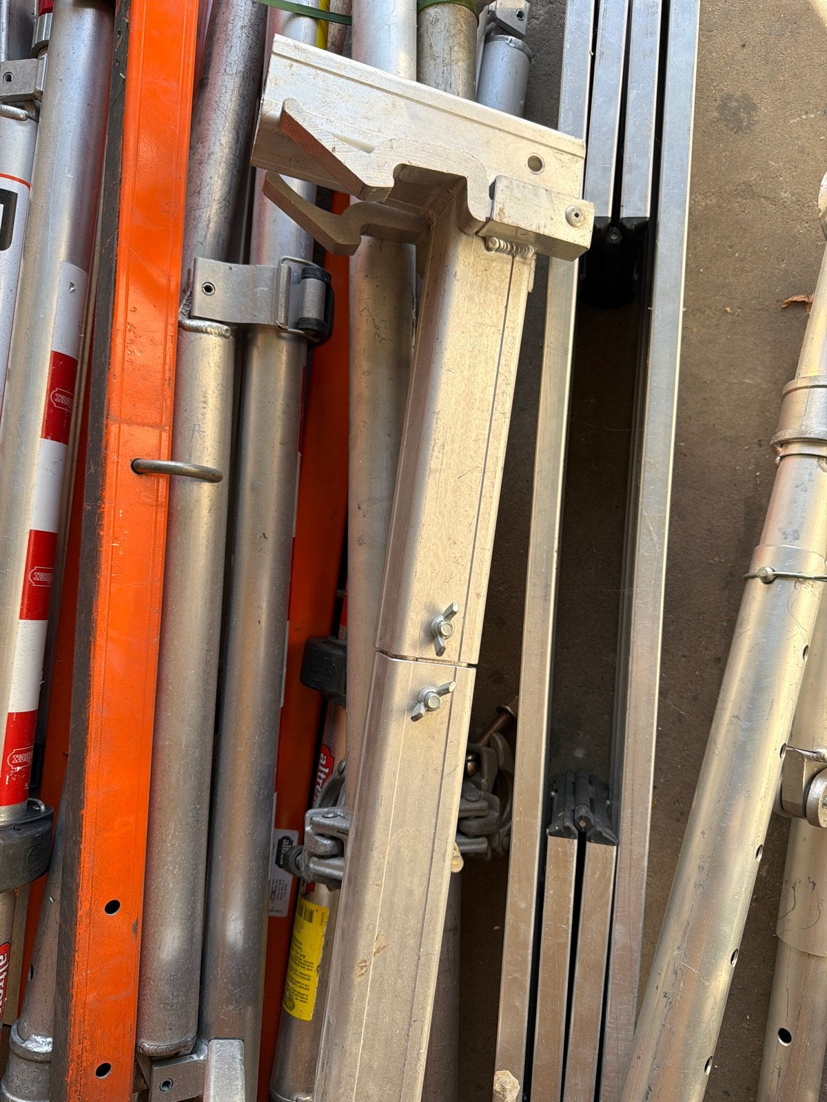 Restanten aluminium steiger met bevestigingspunten, Doe-het-zelf en Verbouw, Ophalen of Verzenden, Gebruikt, Gevelsteiger, 5 meter of hoger
