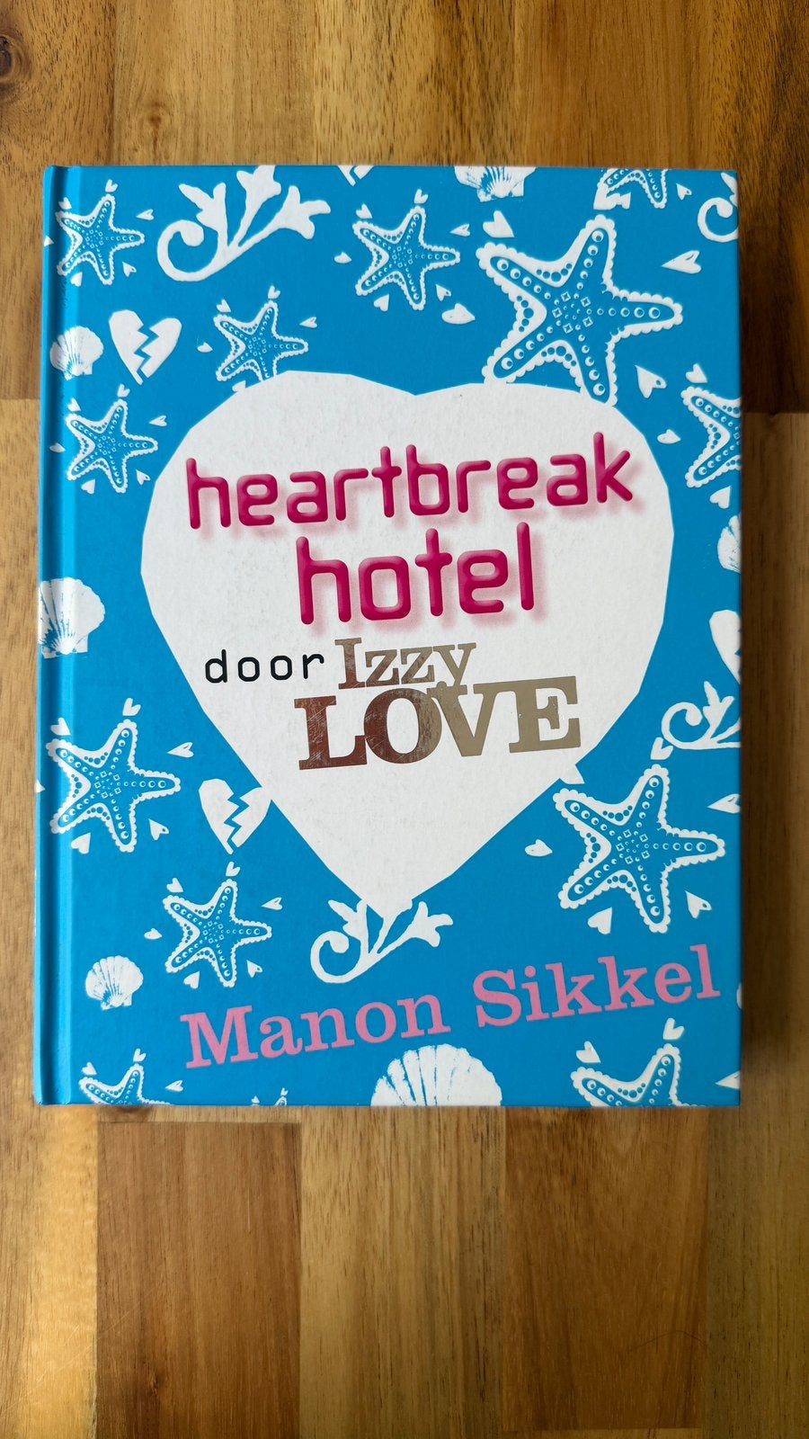 Heartbreak hotel Izzy Love, Boeken, Ophalen, Zo goed als nieuw
