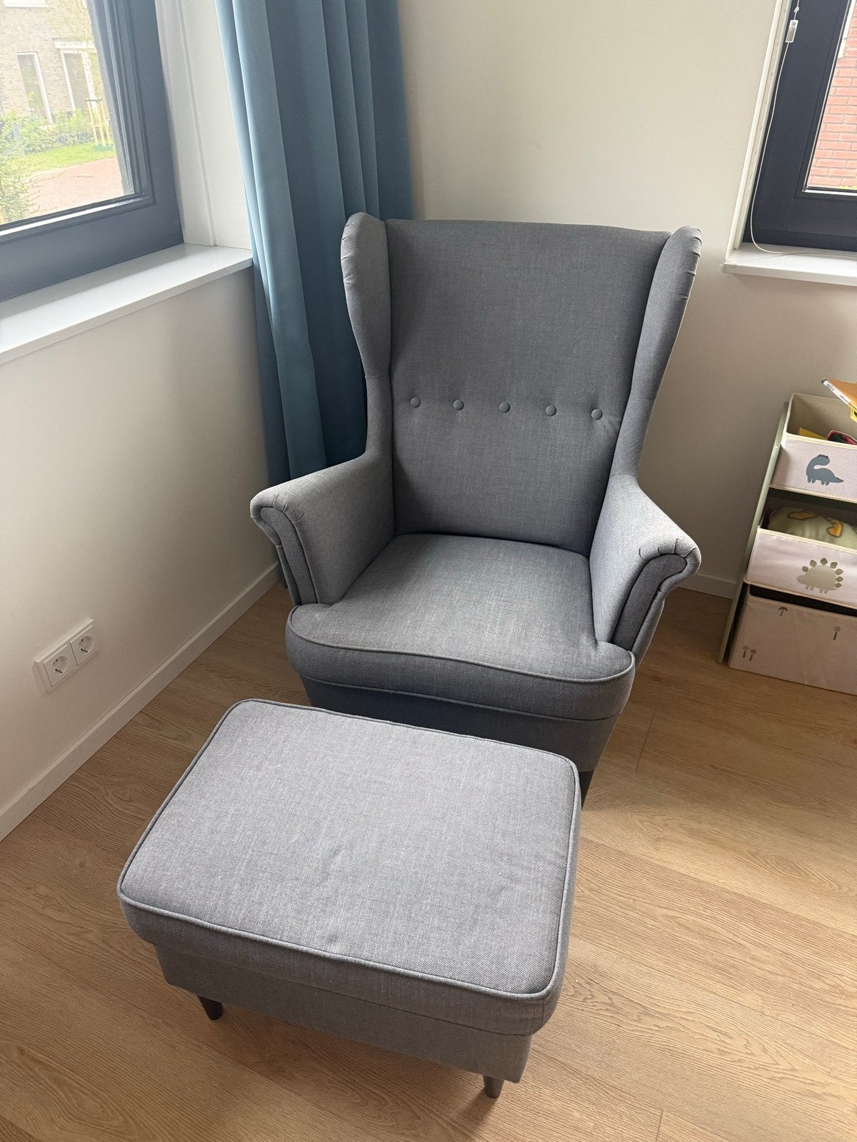 IKEA Strandmon oorfauteuil met voetenbank - zo goed als nieu, Ophalen, Zo goed als nieuw, Stof, 75 tot 100 cm