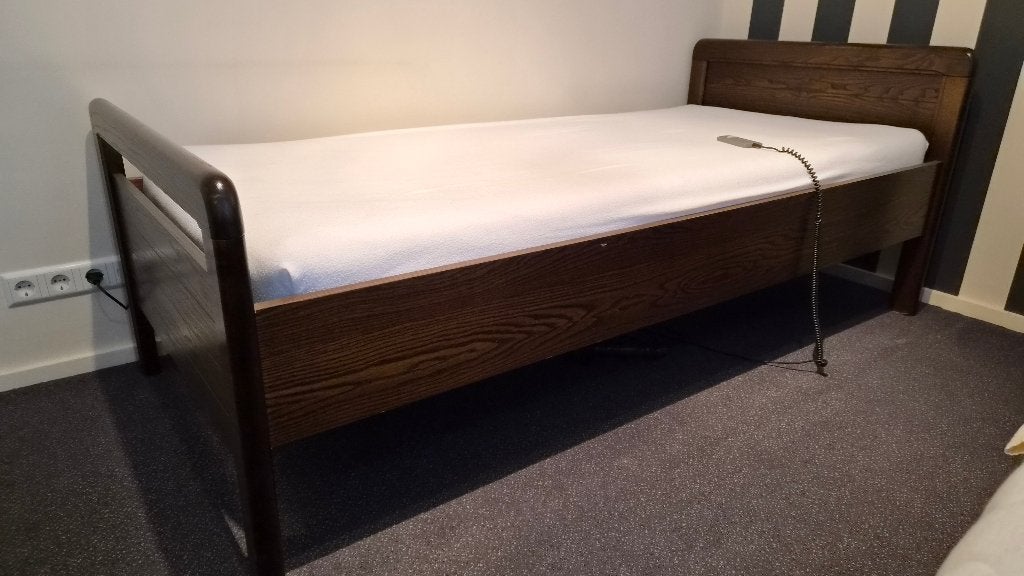 Bed  Seniorenbed eiken, Ophalen, 90 cm, Eenpersoons, Bruin