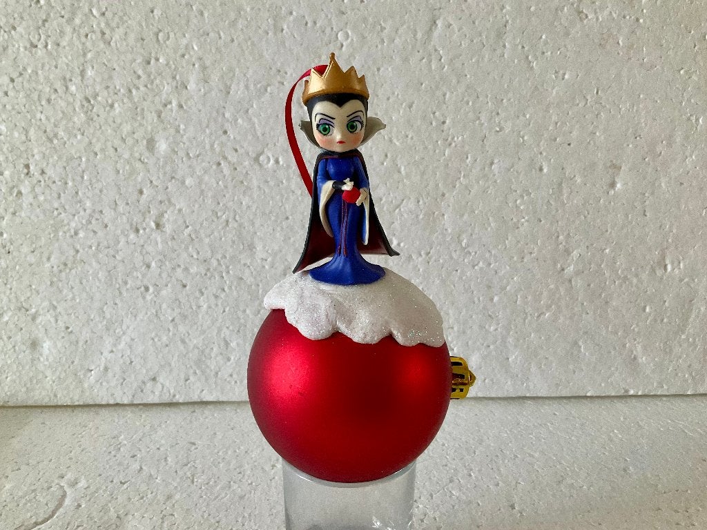 Disney Sneeuwwitje - Evil queen op kerstbal, Ophalen of Verzenden, Sneeuwwitje of Doornroosje, Zo goed als nieuw, Beeldje of Figuurtje