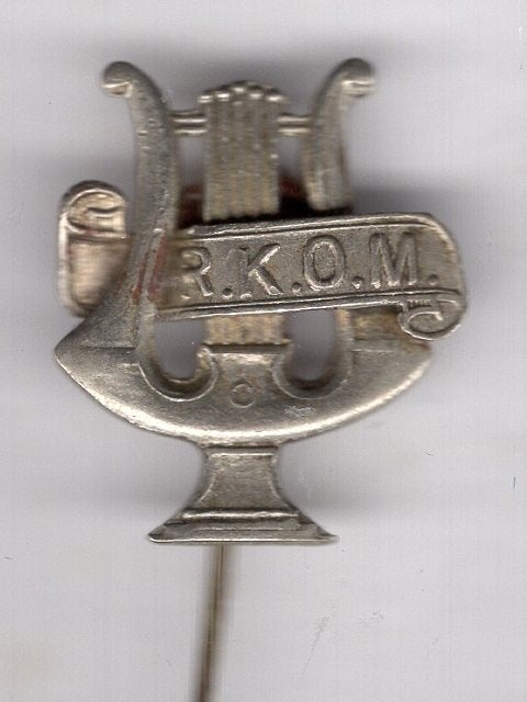 R.K.O.M. harp muziek vereniging zilverkl speldje ( W_347), Verzamelen, Ophalen of Verzenden, Zo goed als nieuw, Merk, Speldje of Pin