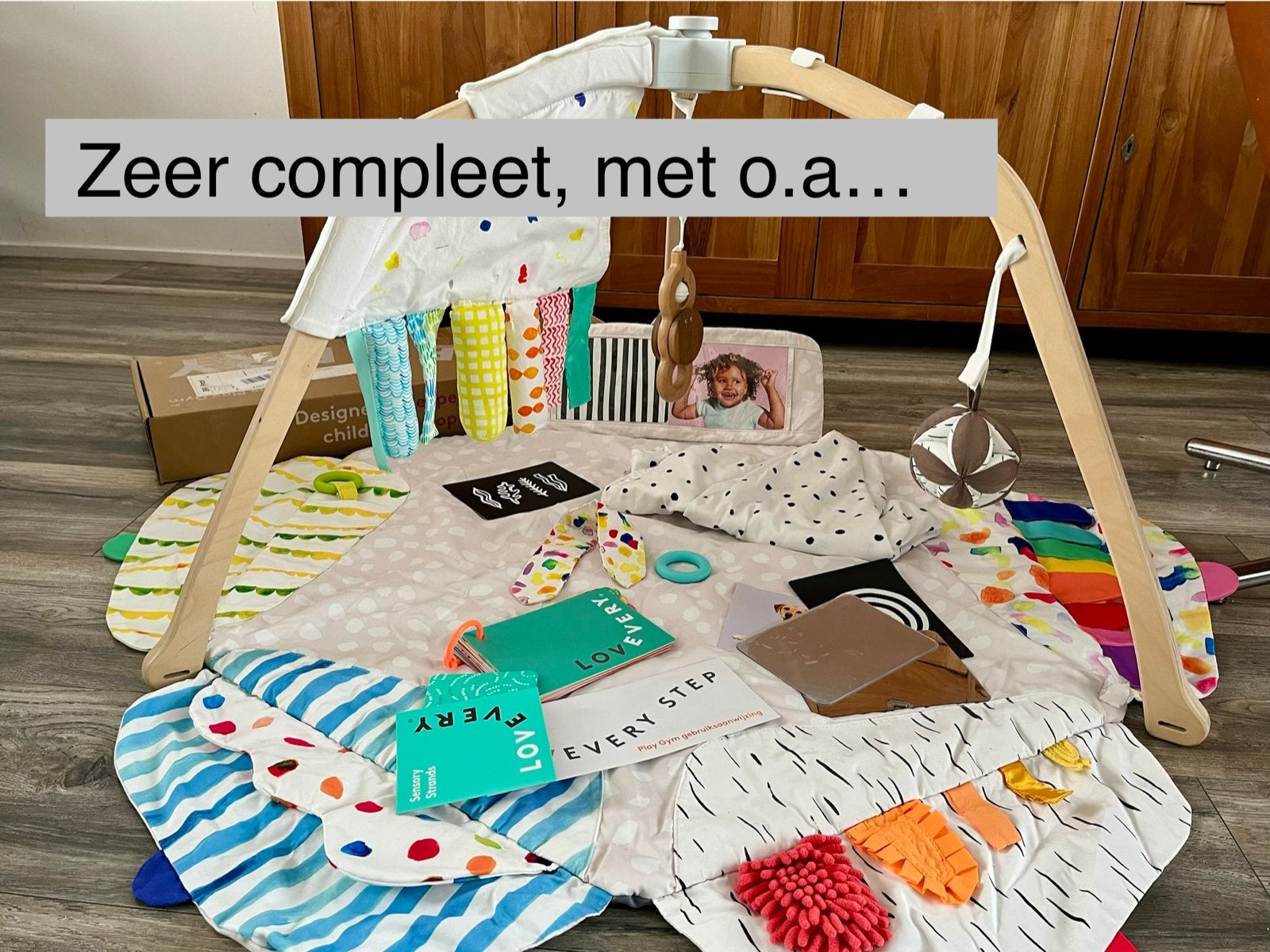 Lovevery Play Gym - Zeer compleet incl sensorische linten, Kinderen en Baby's, Speelgoed | Babyspeelgoed, Zo goed als nieuw, Babygym