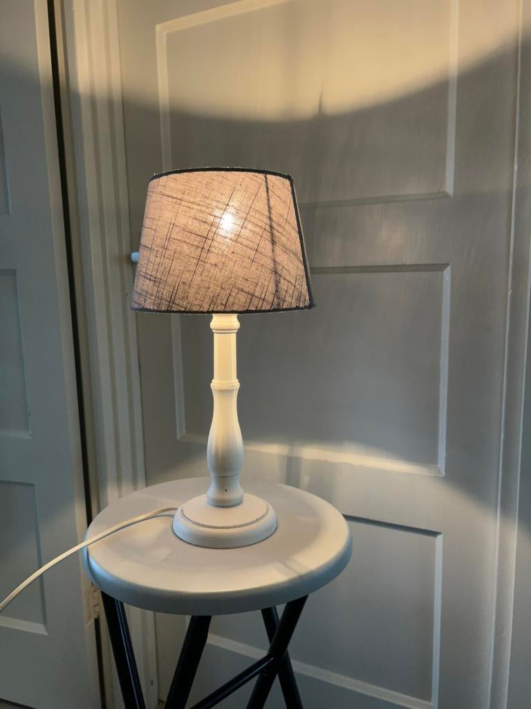 Stijlvolle Tafel Lamp met Grijze Kap - Perfect voor Elk Inte, Huis en Inrichting, Gebruikt, Ophalen of Verzenden, Modern, Minder dan 50 cm