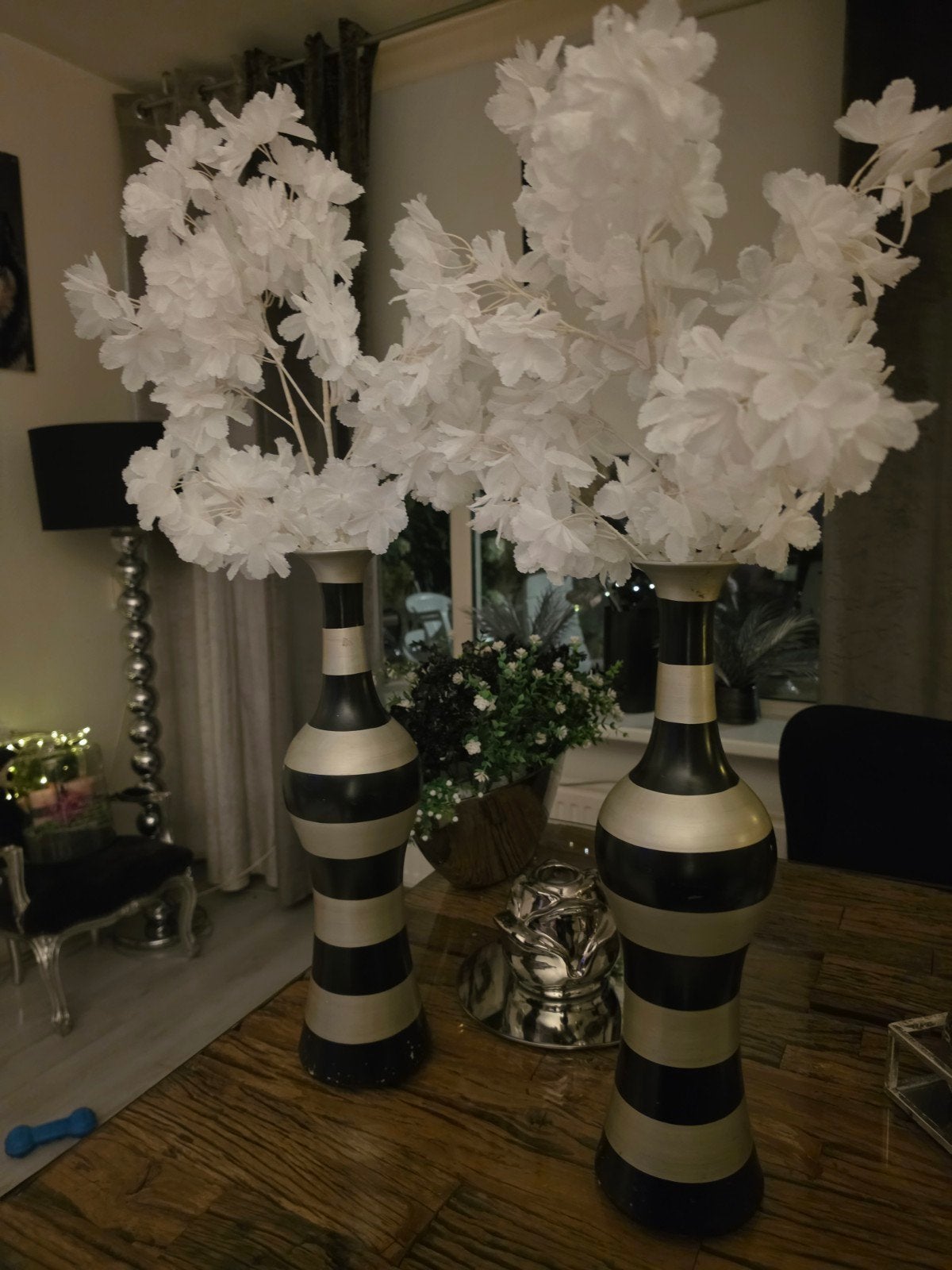 Set van 2 decoratieve vazen met kunstbloemen, Ophalen, Overige materialen, Zwart, Inclusief decoratie