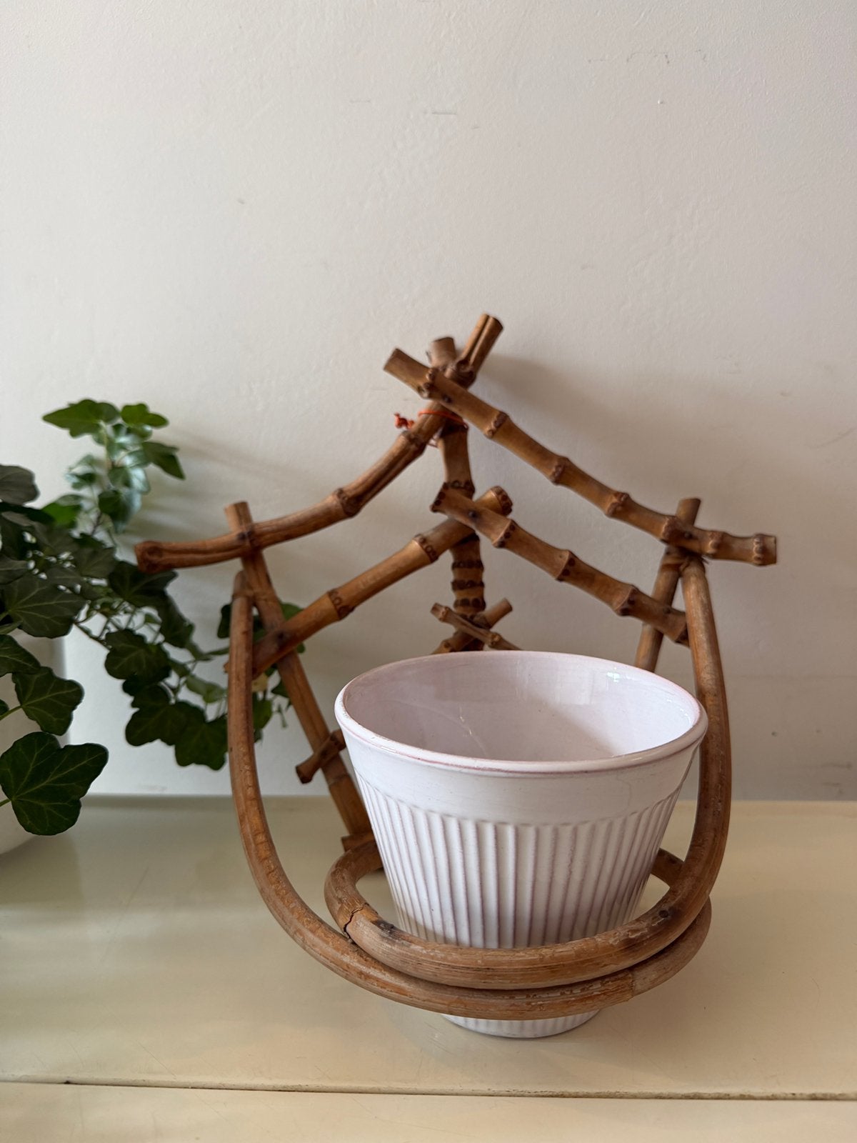 Rotan hanger met bloempot Erica, Antiek en Kunst, Ophalen of Verzenden