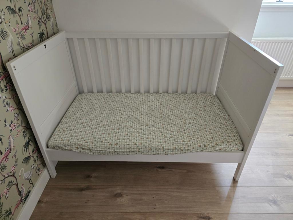 Ikea Sundvik Ledikant 60x120cm met matras en bedrand, Ophalen, Wit, 190 cm of minder, Hout