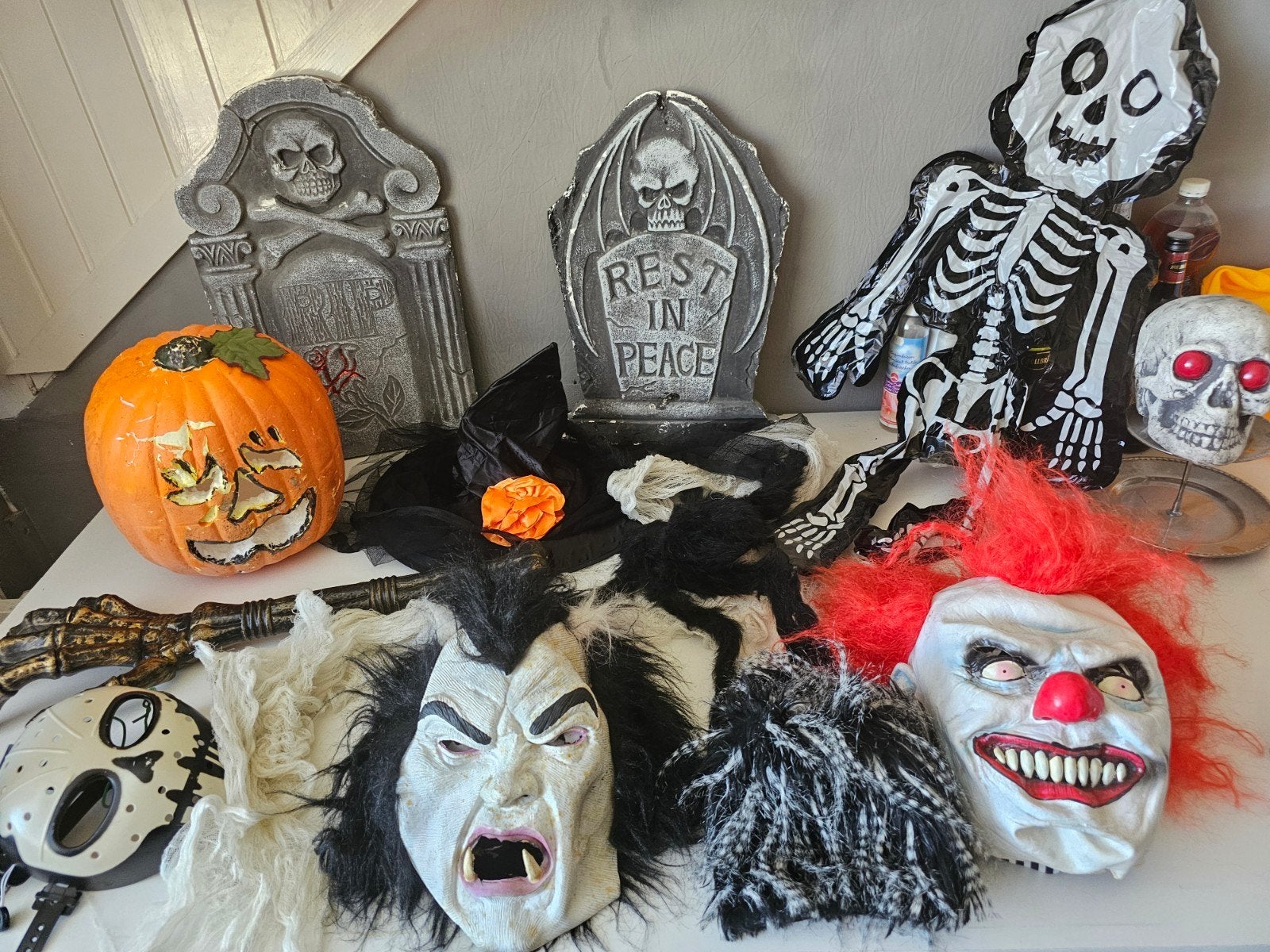 Groot Halloween Decoratiepakket: Maskers, Grafstenen enzv, Ophalen of Verzenden, Halloween of Griezel