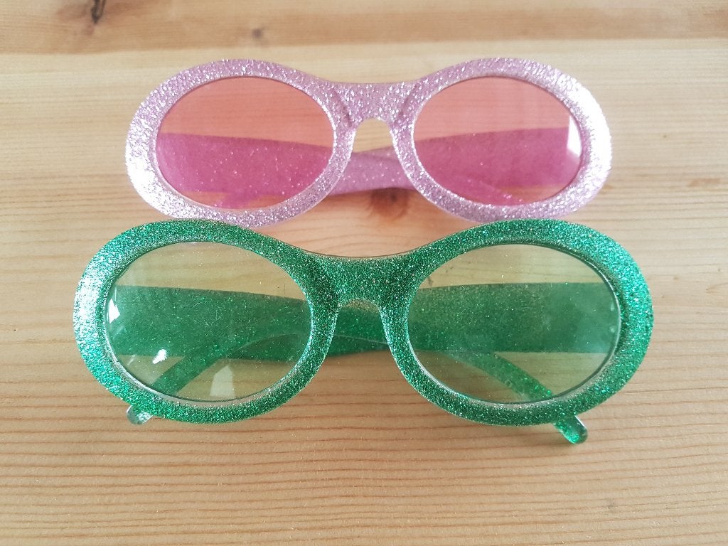 2 glitterbrillen, 1 voor €2,50, 2 voor €4, Hobby en Vrije tijd, Ophalen of Verzenden, Zo goed als nieuw, Feestartikel, Overige