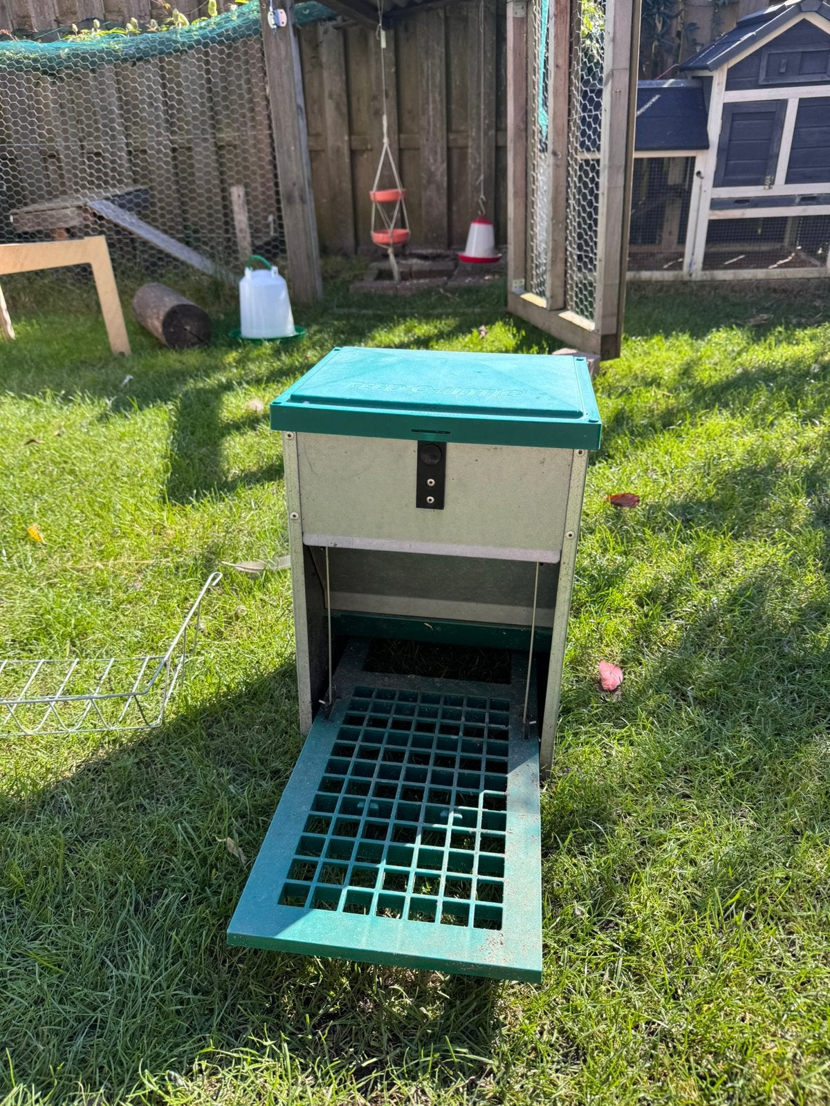 Trapbak / voerbak kippen FEED O Matic, Dieren en Toebehoren, Pluimvee | Toebehoren, Ophalen of Verzenden, Zo goed als nieuw, Drinken en Voederen