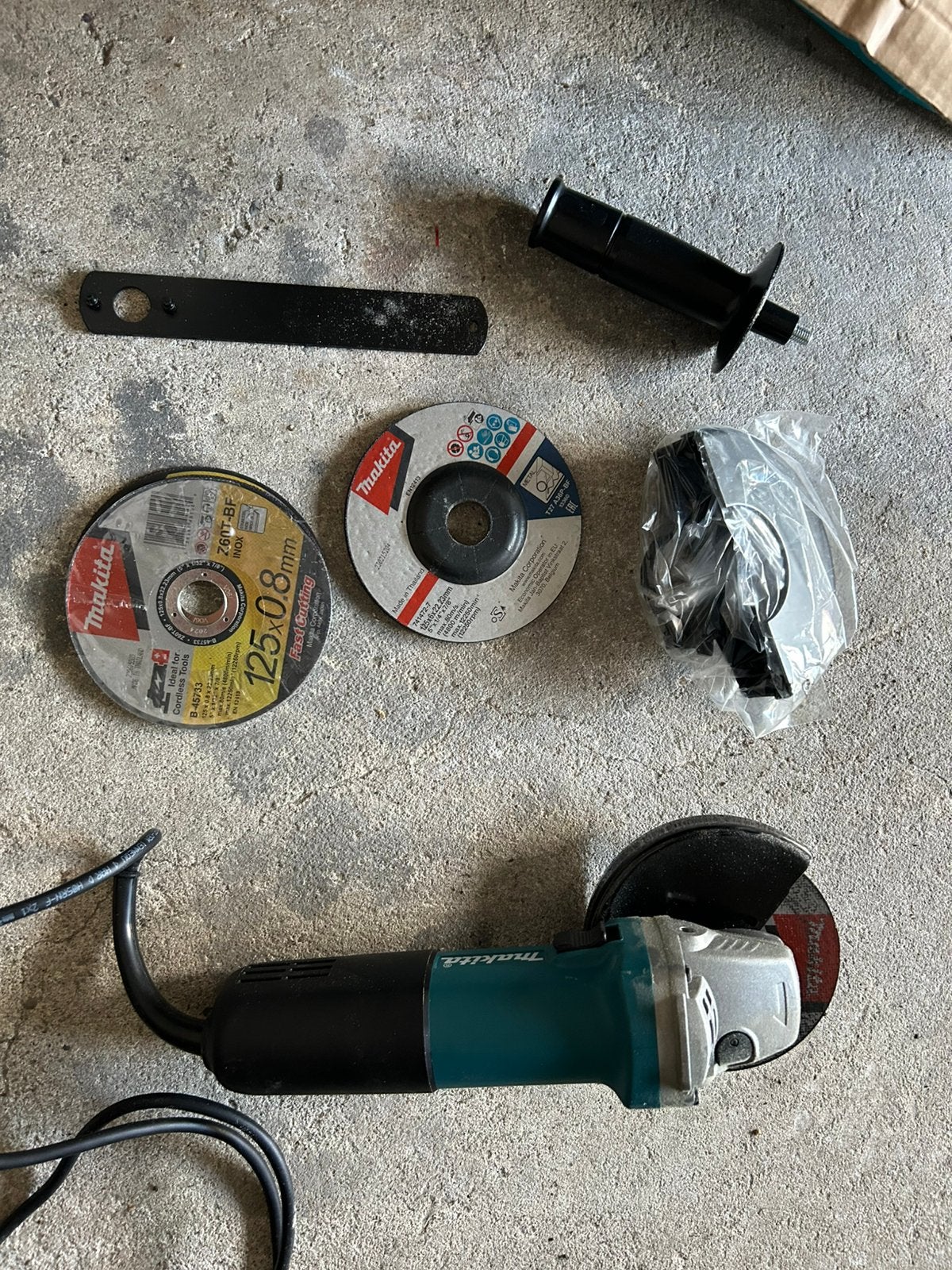 Makita 9558 HNR haakse slijper, Ophalen of Verzenden, Zo goed als nieuw, 700 tot 1000 watt, Haakse handslijpmachine