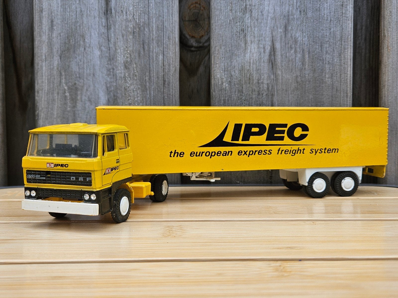Lioncar DAF 2800 TNT Ipec Geel met trailer 1:50, Hobby en Vrije tijd, Ophalen of Verzenden, Zo goed als nieuw, Bus of Vrachtwagen