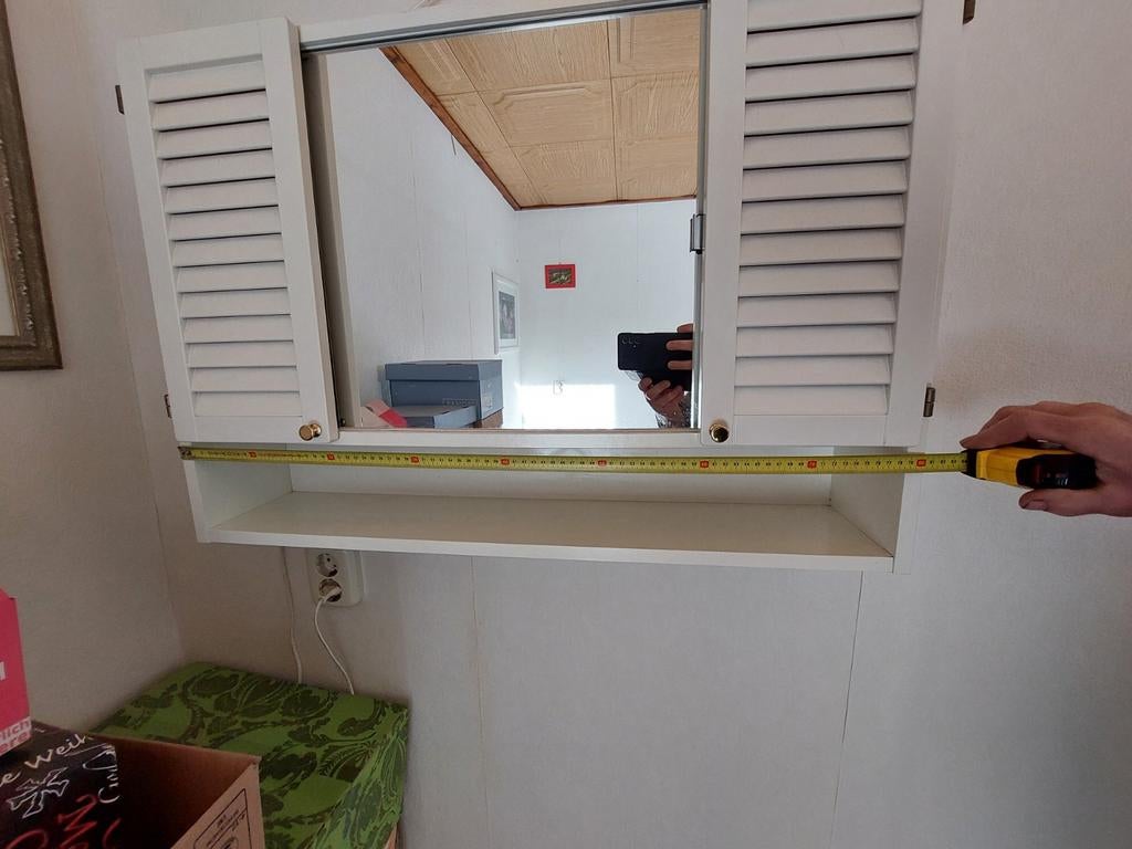 Witte spiegelkast met louvre deurtjes en plankje, Huis en Inrichting, Spiegelkast, Minder dan 25 cm, Minder dan 100 cm, 50 tot 100 cm