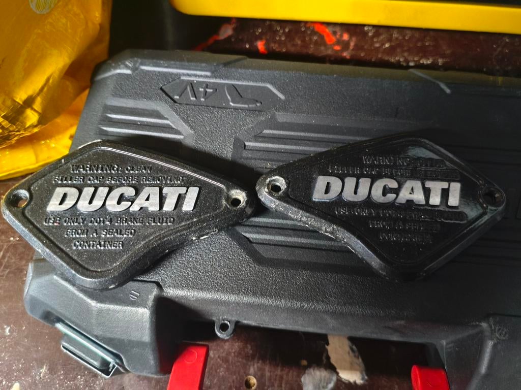 Originele Ducati Diavel 1200 remvloeistof deksels, Ophalen of Verzenden, Gebruikt