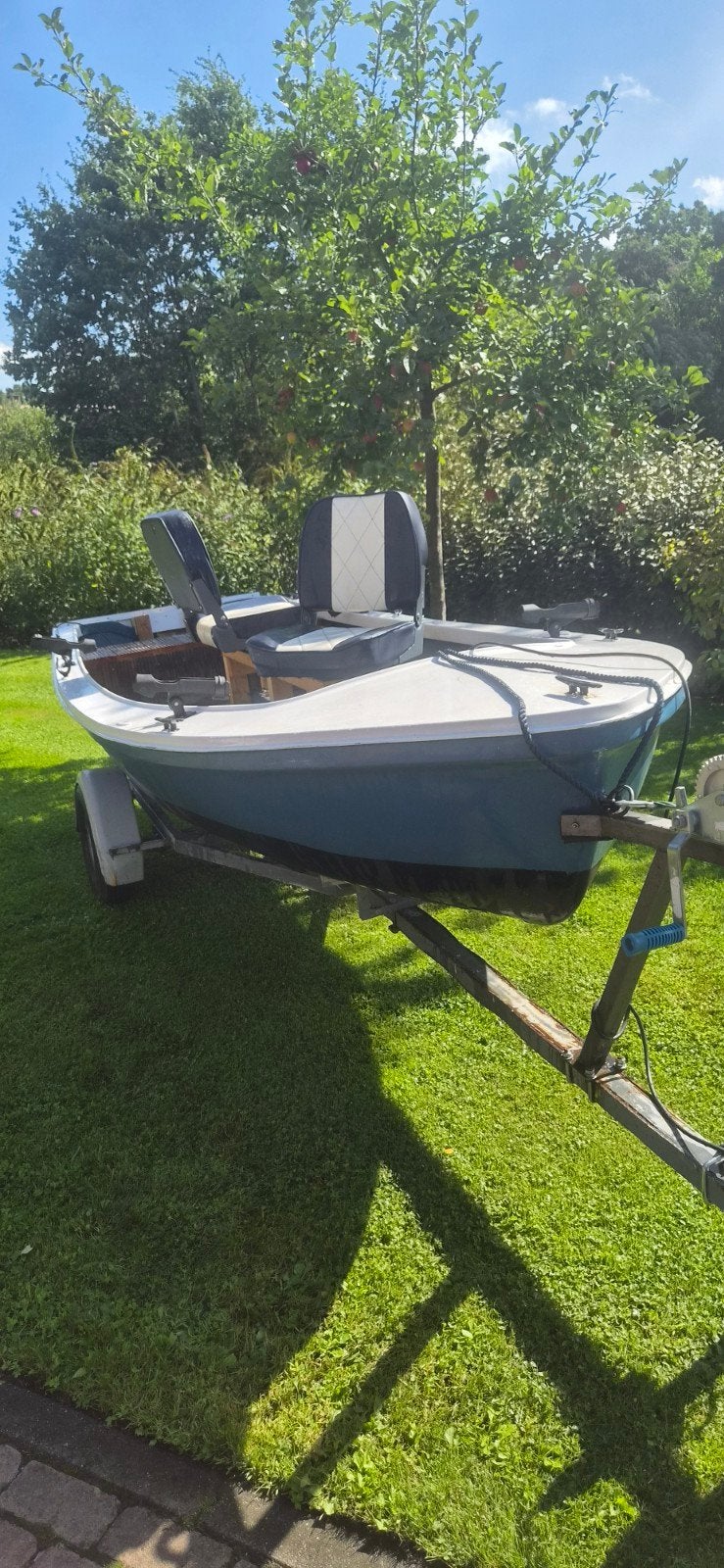 Motor/visboot met trailer en comfortabele stoelen, Ophalen