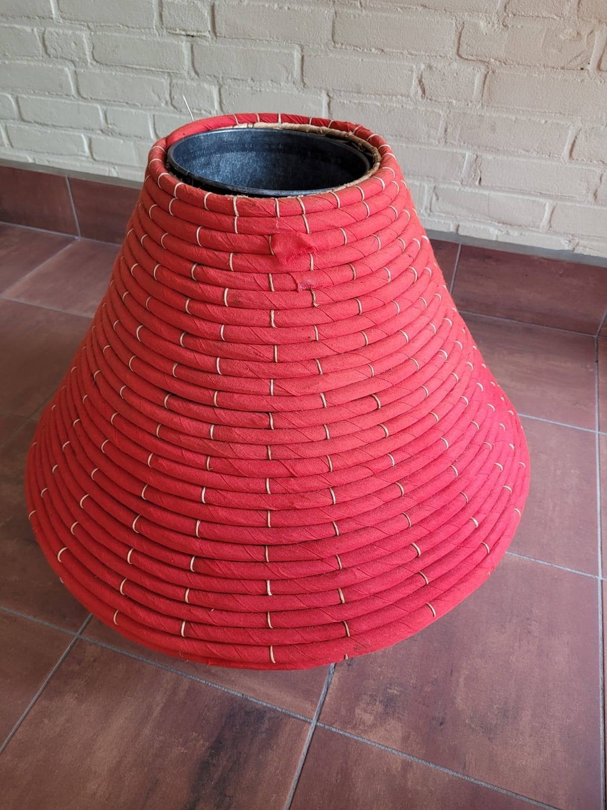 Afrikaanse gevlochten planten mand, Ophalen, Rond