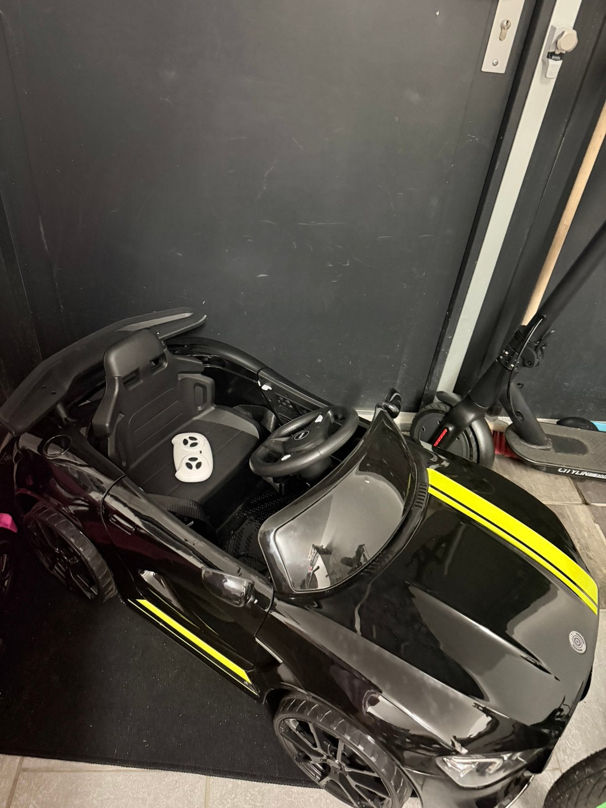Elektrische kinder auto met afstandbediening, Ophalen of Verzenden, Zo goed als nieuw