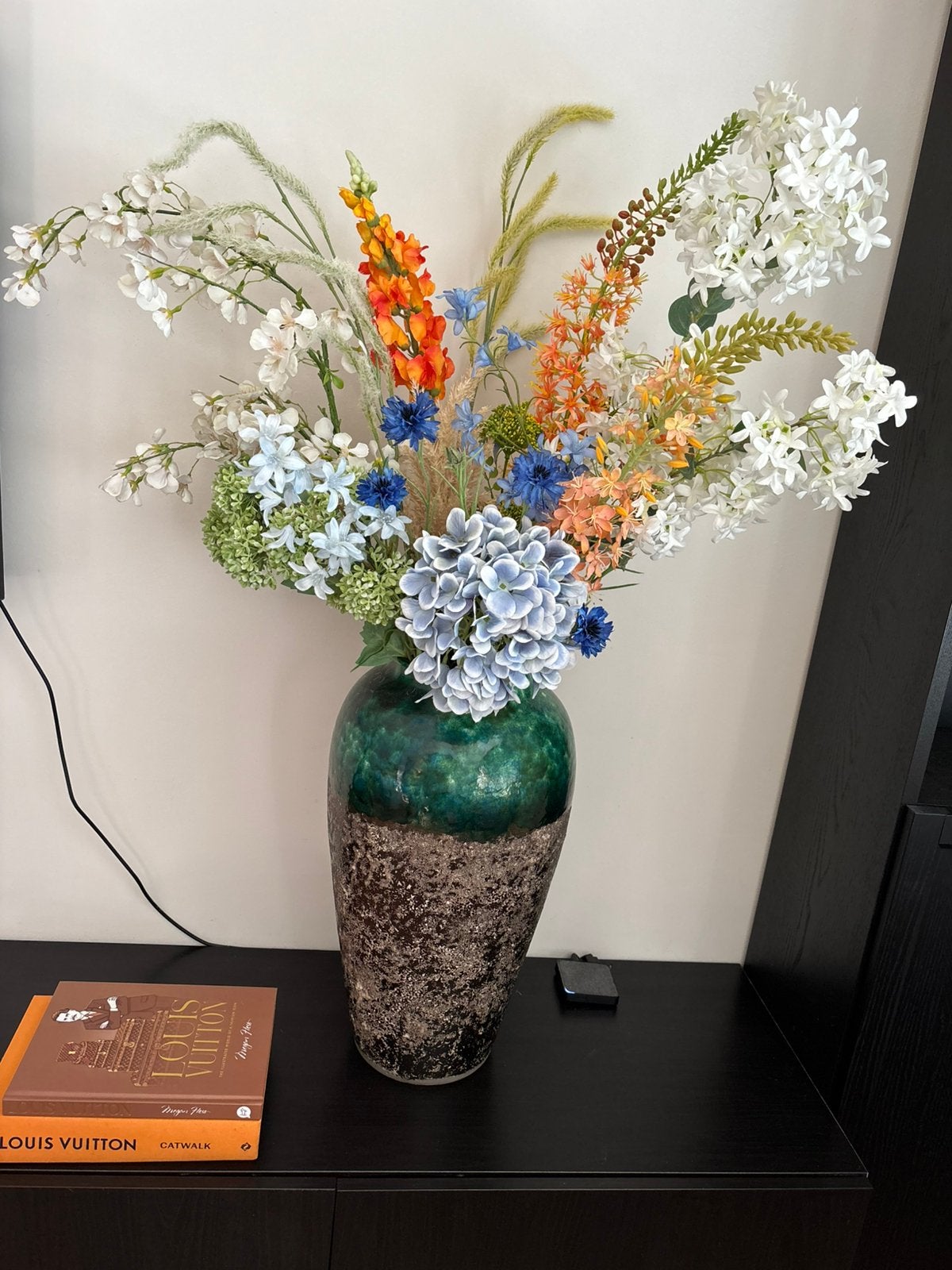 Groot bloemstuk met vaas /kunstbloemen, Ophalen, Zo goed als nieuw