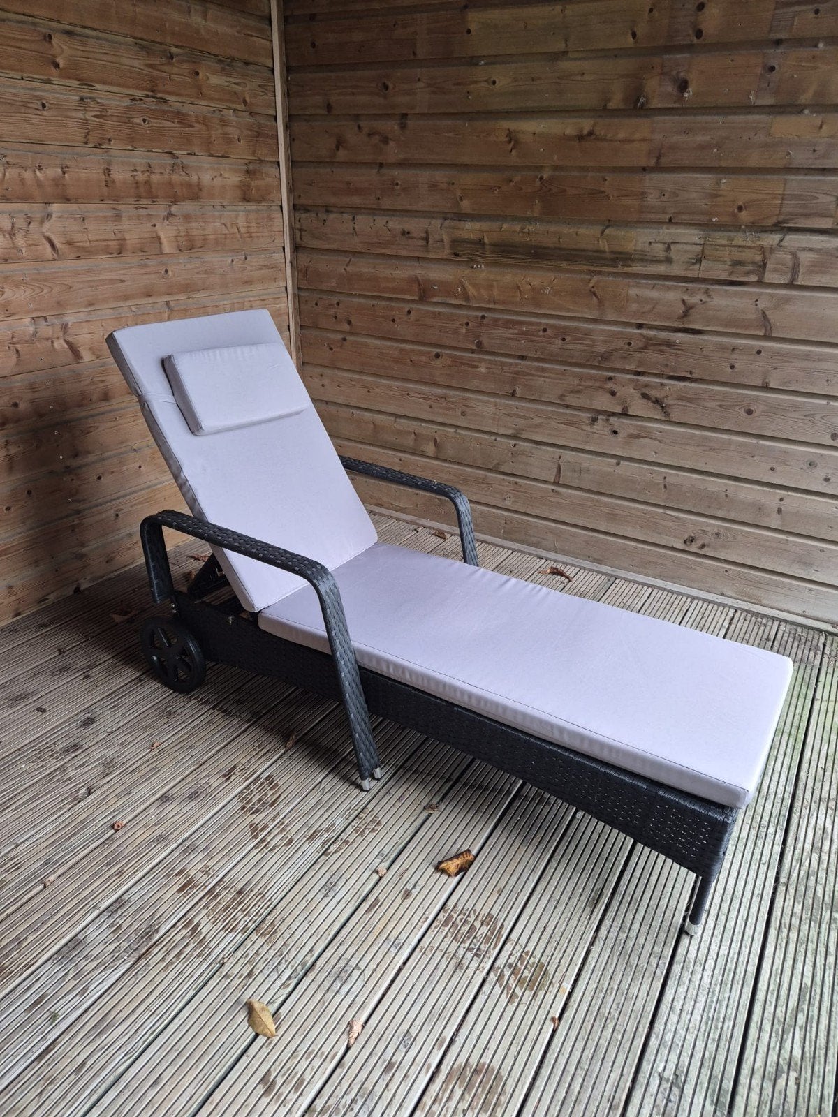 Ligbed met kussen en wielen - Zo goed als nieuw, Tuin en Terras, Ophalen of Verzenden, Zo goed als nieuw, Wicker, Verstelbaar