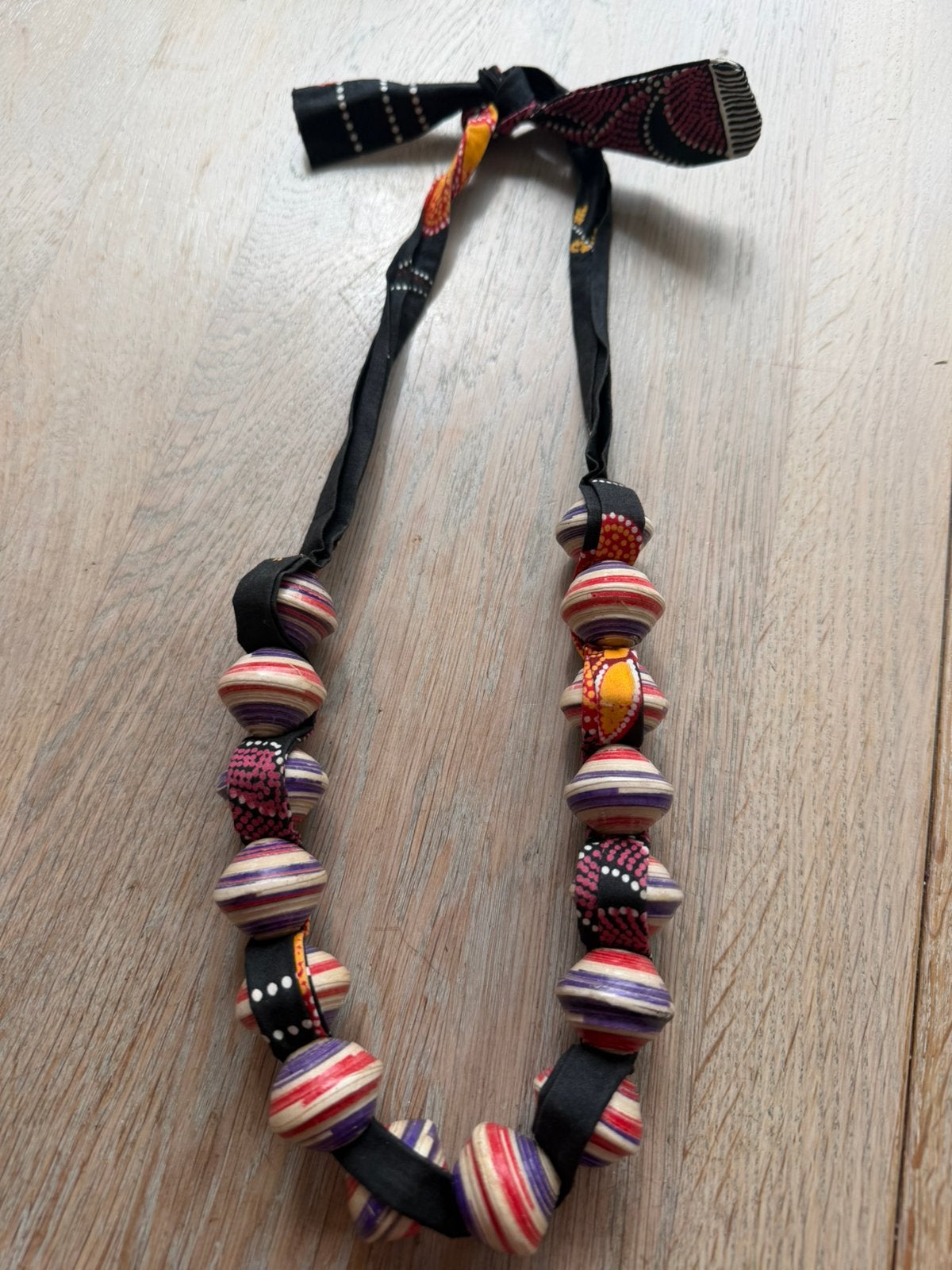 Ketting van gerecycled materiaal en soort batik stof, Ophalen of Verzenden, Zo goed als nieuw, Overige materialen