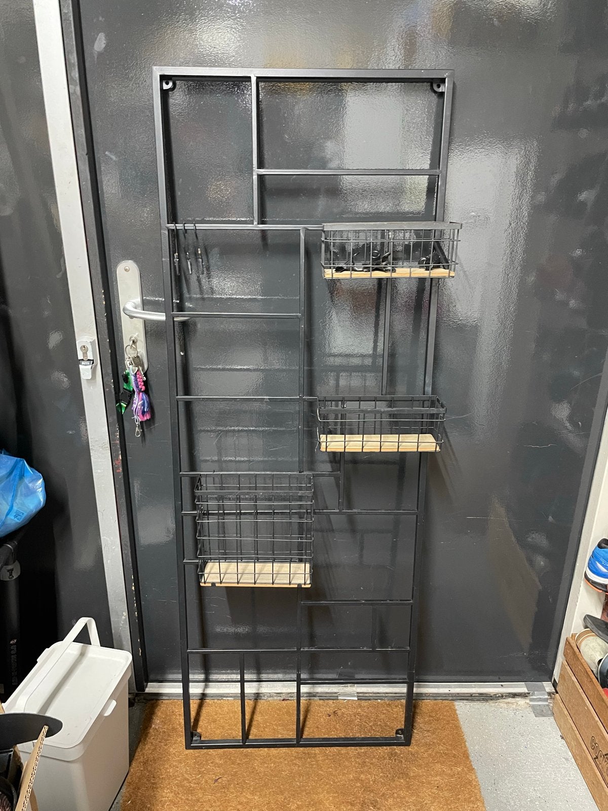 Zwart metalen wandrek met mandjes en houten planken, Huis en Inrichting, Woonaccessoires | Wandplanken en Boekenplanken, Ophalen