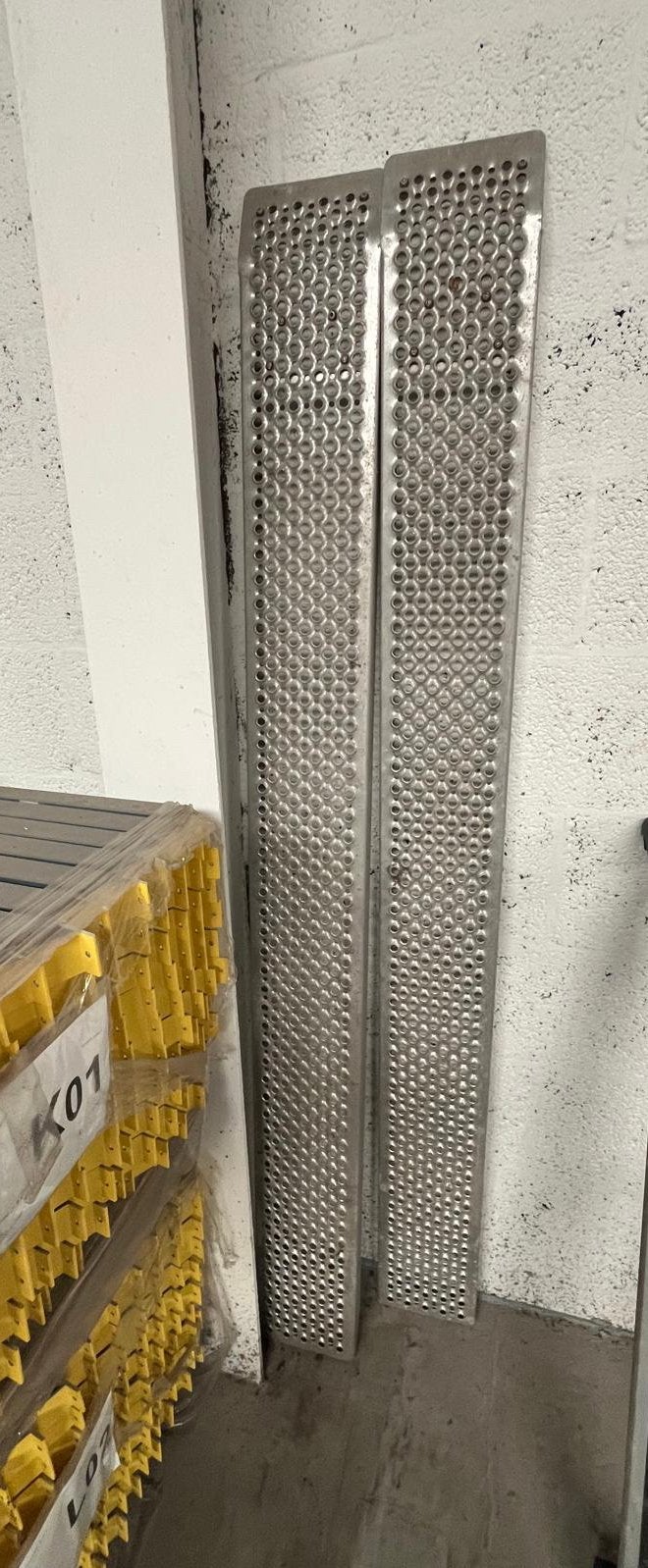 2x metalen oprijplaten / oprijgoten – geperforeerd antislip, Doe-het-zelf en Verbouw, Ophalen, Nieuw, Overige typen, Minder dan 2 meter