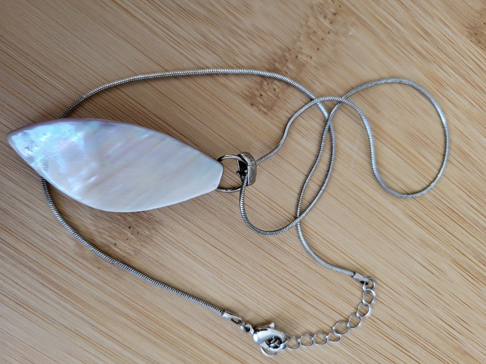 ketting met parelmoer hanger, Ophalen of Verzenden, Zo goed als nieuw, Zilver, Overige materialen