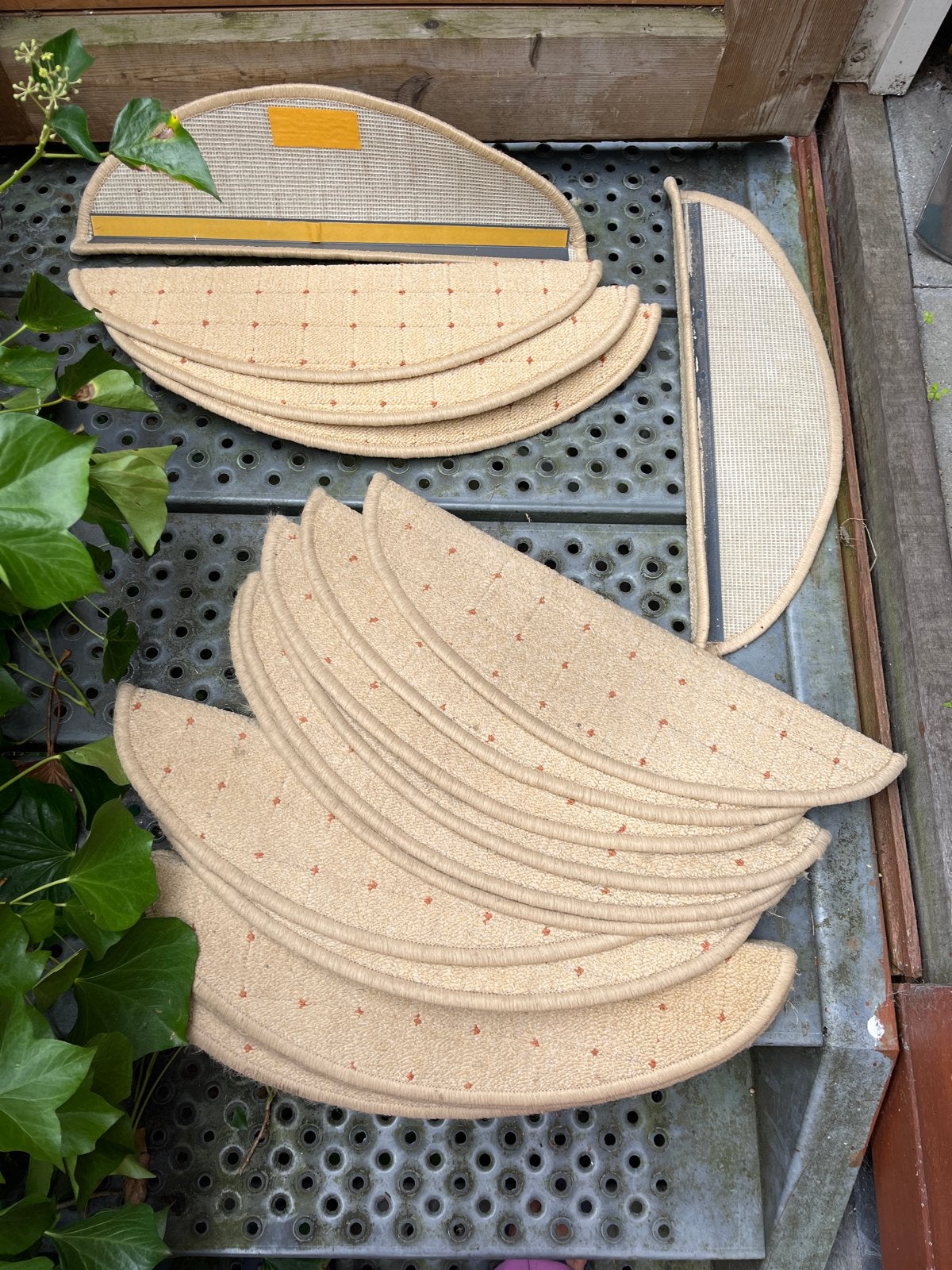 Set van 15 beige trapmatten, zo goed als nieuw, Minder dan 50 cm, Beige, 200 cm of meer, Ophalen of Verzenden