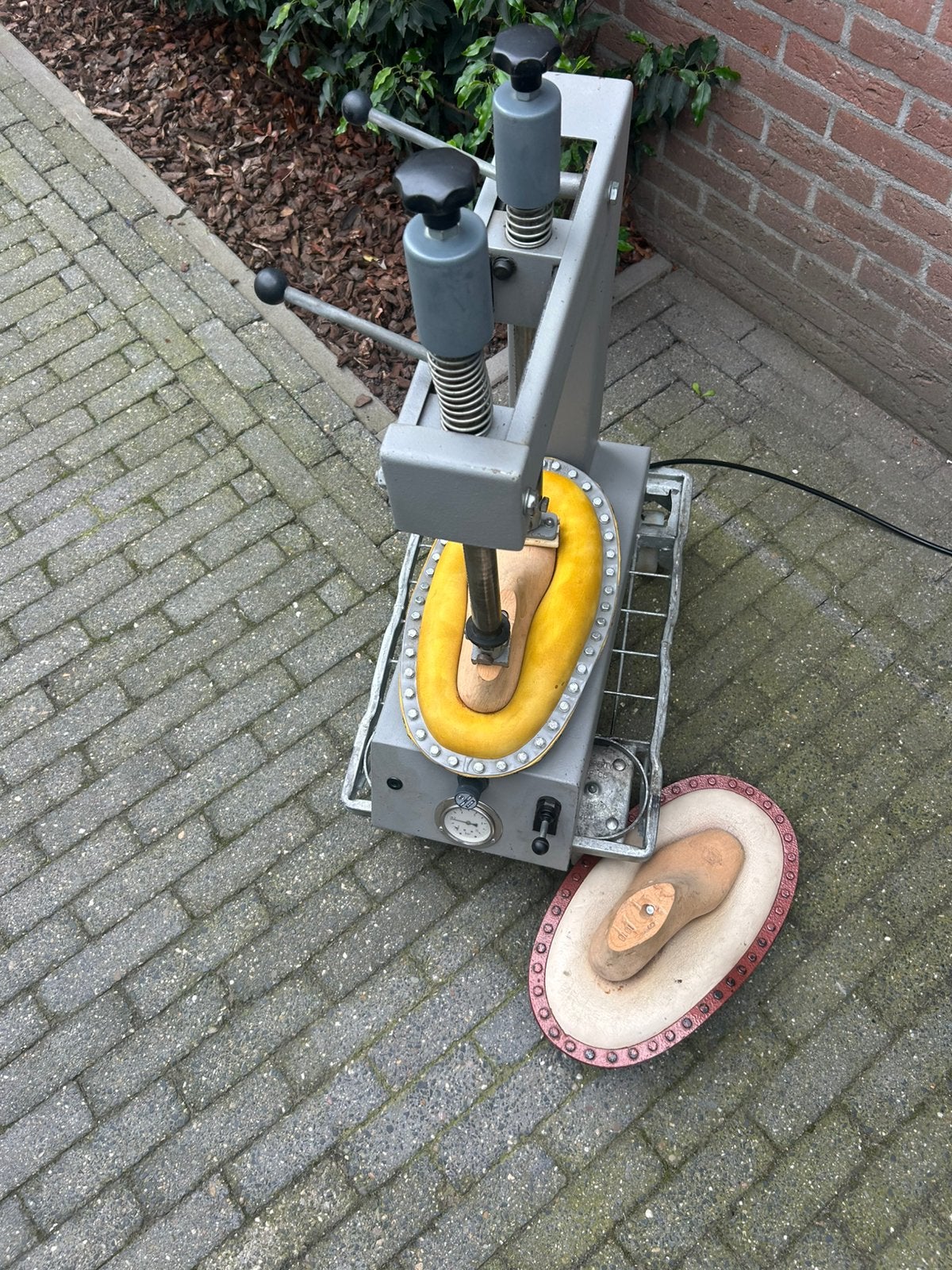 Ballonpers Schoenmakerij Orthopedie pers Brocksieper, Ophalen, Gebruikt