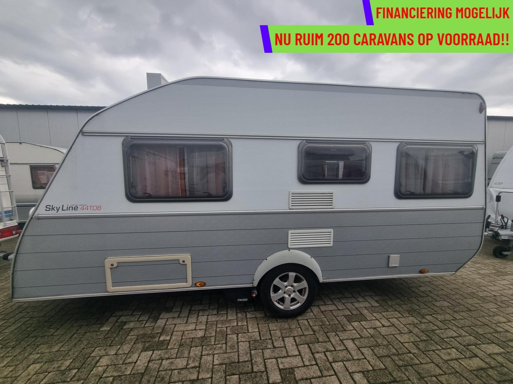 Kip SKYLINE 44 tdb MOVER + VOORTENT + VLOERVERWARMING +AIRCO, Caravans en Kamperen, Caravans, Kip, Hordeur, Bedrijf, 6 tot 7 meter
