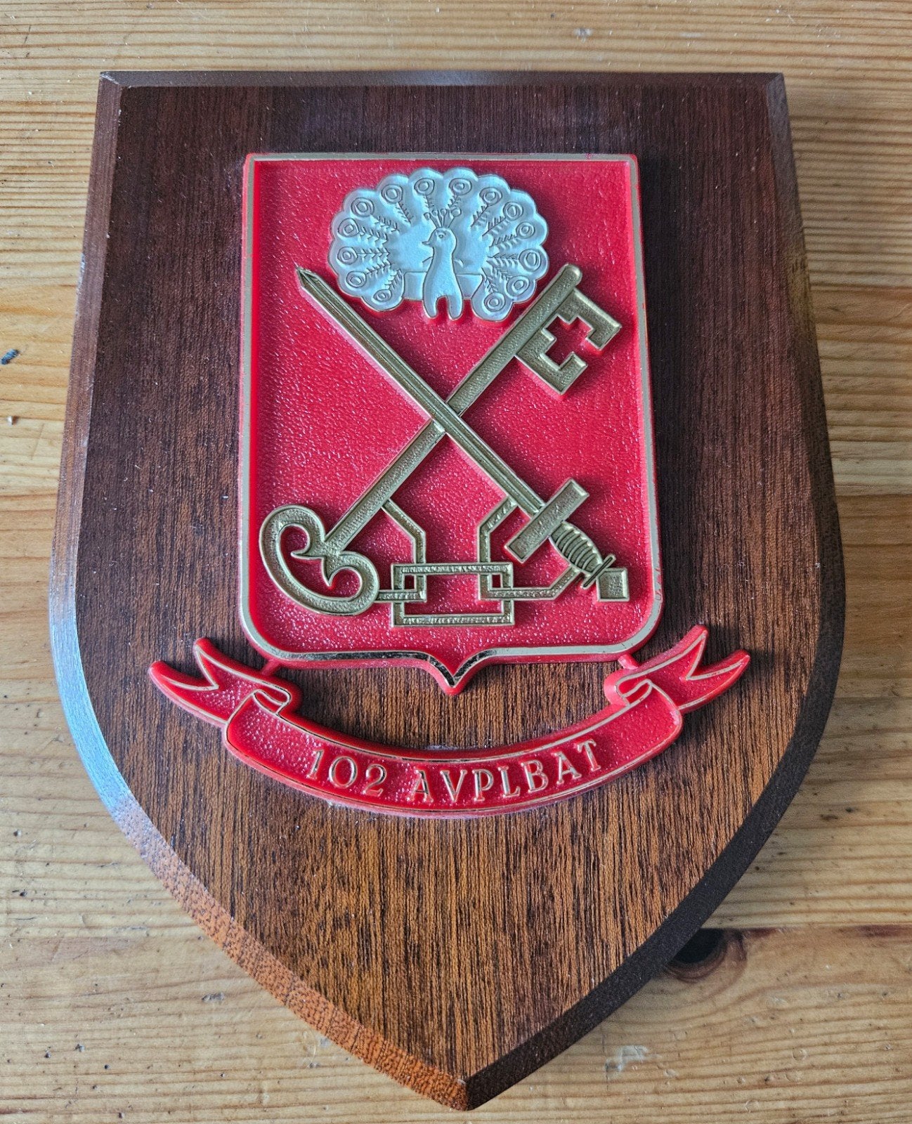 Wapenschildje 102 AVPLBAT, Verzamelen, Ophalen of Verzenden, Landmacht, Nederland, Kunstobject