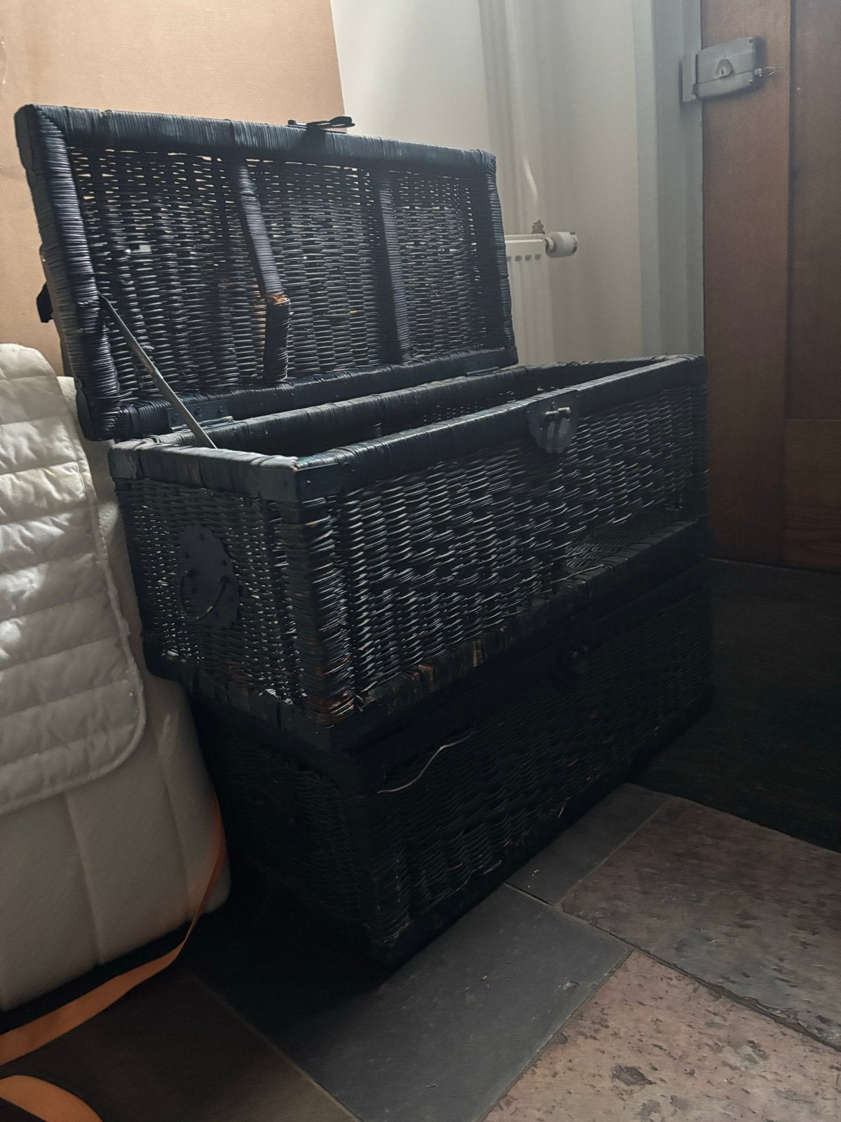 Vintage rieten kisten 2x - Donkerblauw met gebruikssporen, Huis en Inrichting, Ophalen, Overige materialen, Gebruikt, 50 tot 100 cm