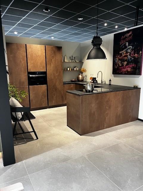 Complete showroom keuken Brons, Ophalen, U-keuken, Nieuw, Greeploos