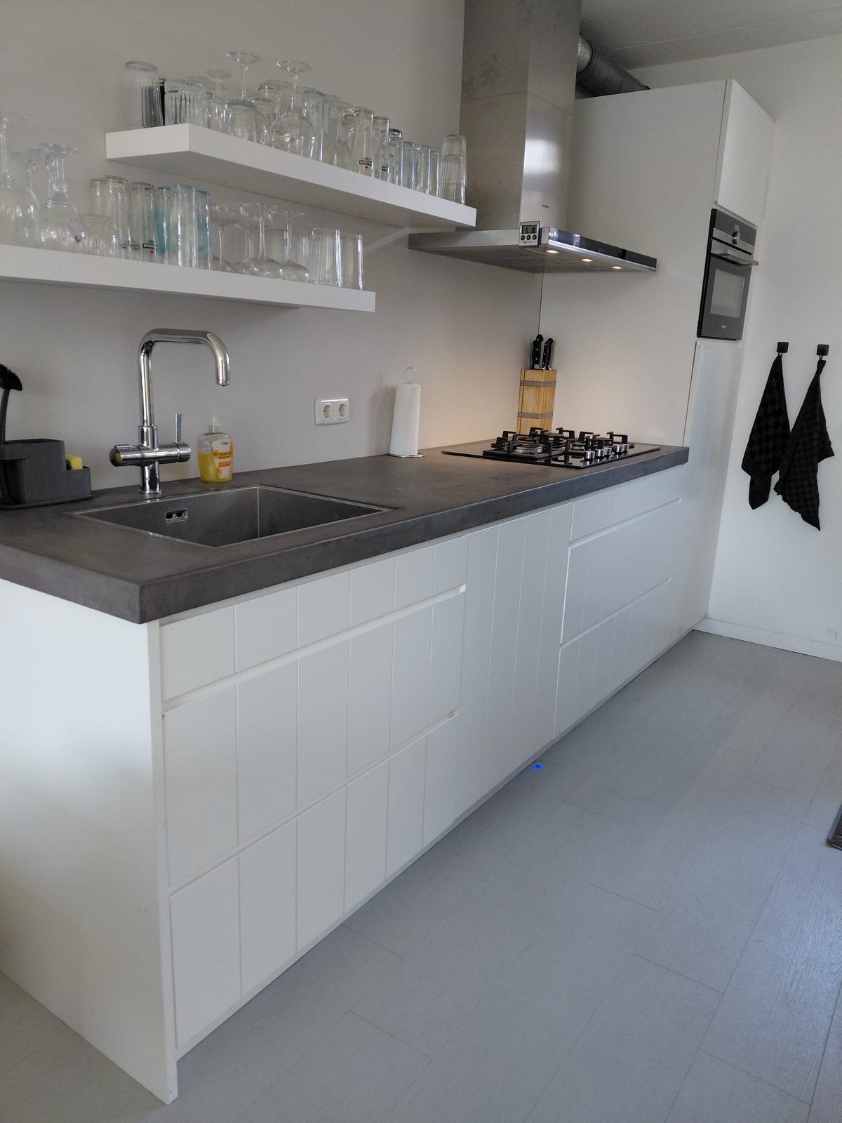 Moderne complete keuken met Siemens apparatuur en Grohe Red, Ophalen, Gebruikt, Wit, Graniet of Steen