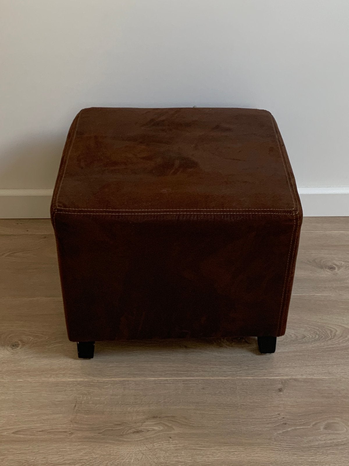 Bruine poef / hocker 45 x 45, Ophalen, Zo goed als nieuw, Vierkant, Minder dan 50 cm