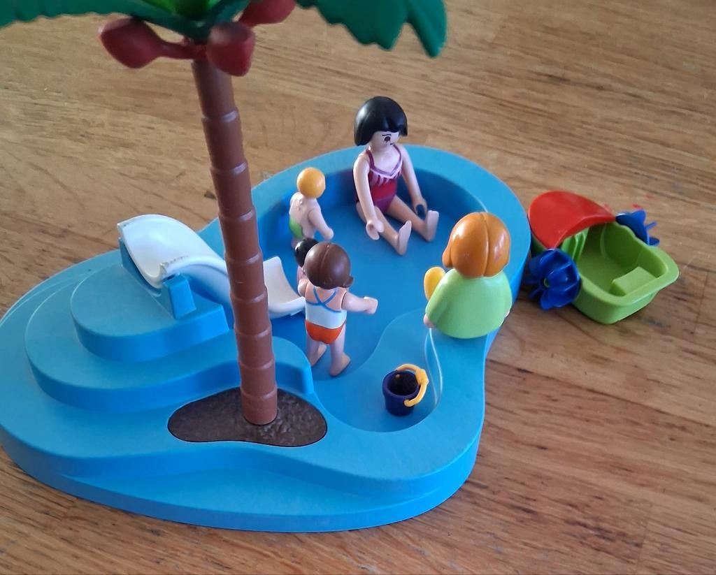 PLAYMOBIL Zwembad met poppetjes, bootje en palmboom, Ophalen of Verzenden, Zo goed als nieuw, Complete set