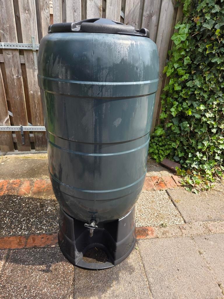 Groene 200L regenton met kraan en verhoger, Tuin en Terras, Regentonnen, Ophalen, Kunststof, Gebruikt, Met kraantje