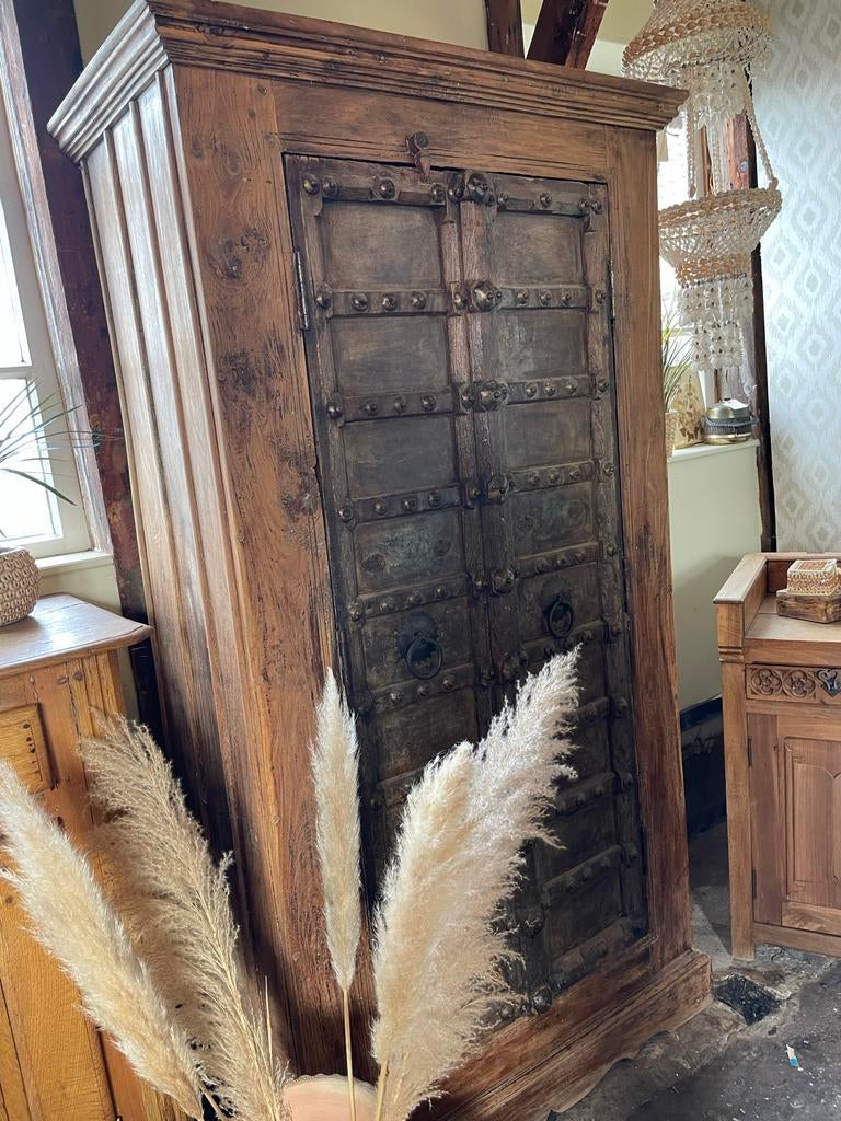 Foto 2 van Unieke vintage Indiase houten kast met metalen deuren