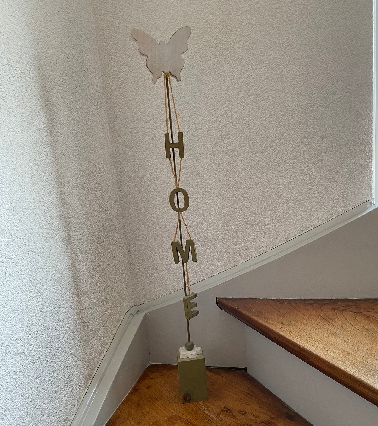Decoratie standaard ‘Home’ met vlinder, Huis en Inrichting, Woonaccessoires | Overige, Ophalen of Verzenden