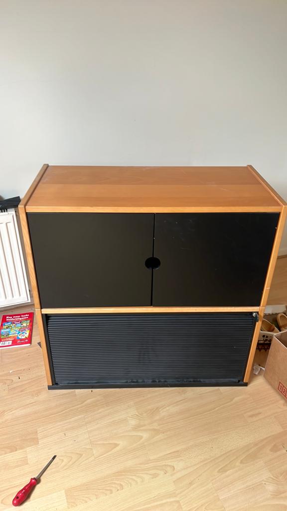 Houten kast met zwarte deuren en rolluik, Ophalen, Gebruikt