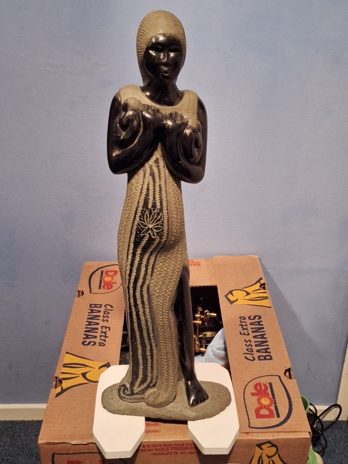 Afrikaans beeld van vrouw met kind, steen, Antiek en Kunst, Ophalen, 50 - 100 cm, Handgemaakt, Steen of Keramiek